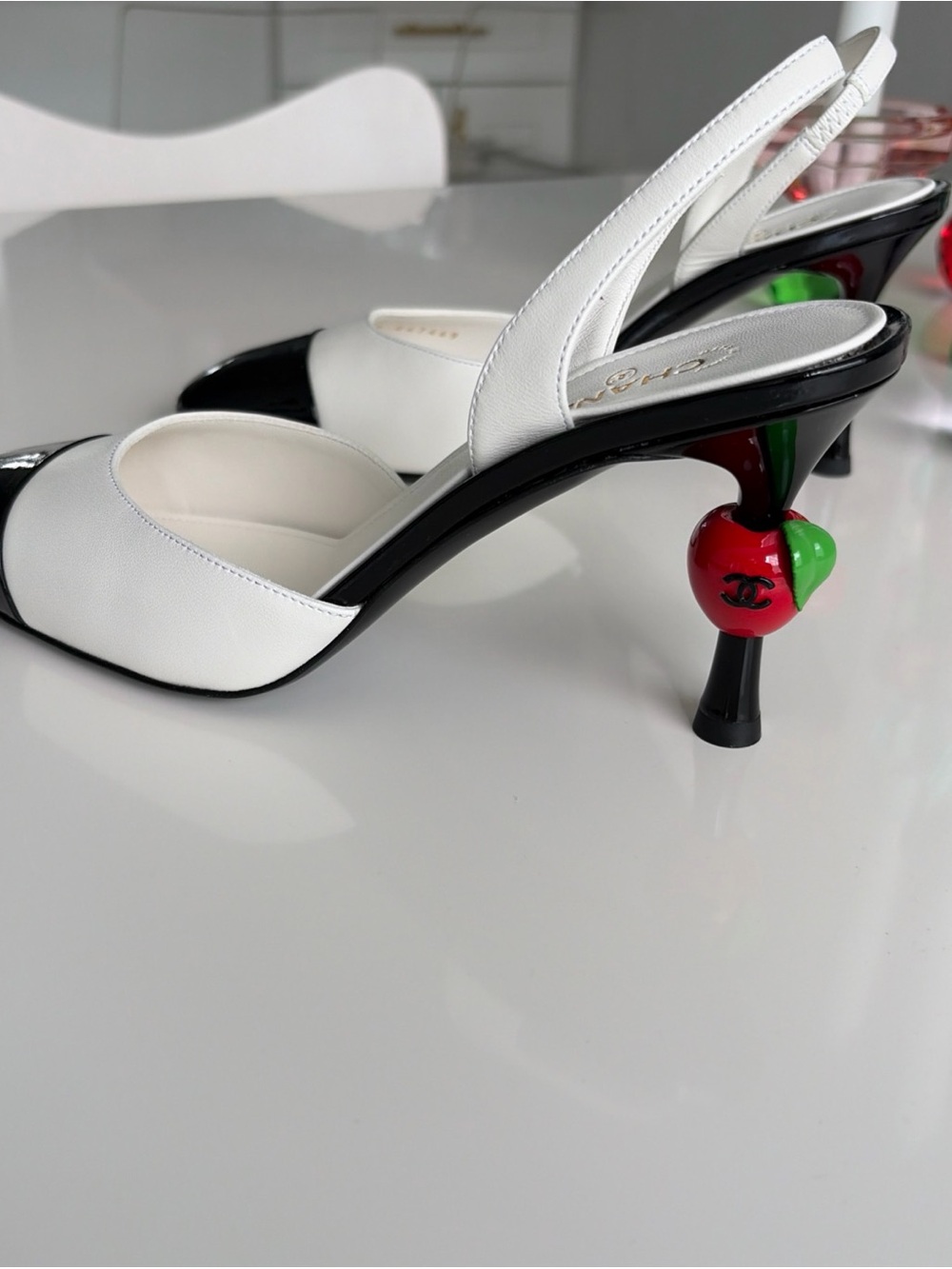 26A Chanel Lambskin & Patent Calfskin White & Black Apple Slingback 38.5 New - Picture 14 of 16
